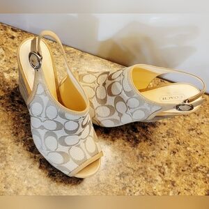 Coach Janet Signature Tan Light Khaki Sand Wedge Sandals A8186 Size 7.5 Women's